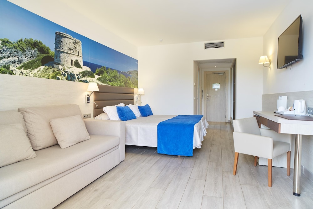 Invisa Hotel Club Cala Blanca — Hotel rooms in Santa Eulalia, Balearic Islands