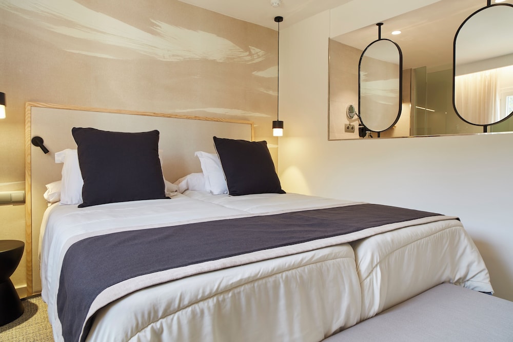 Invisa Hotel Club Cala Blanca — Hotel rooms in Santa Eulalia, Balearic Islands