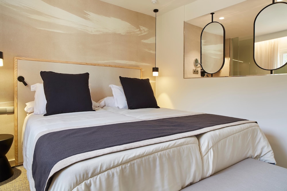 Invisa Hotel Club Cala Blanca — Hotel rooms in Santa Eulalia, Balearic Islands