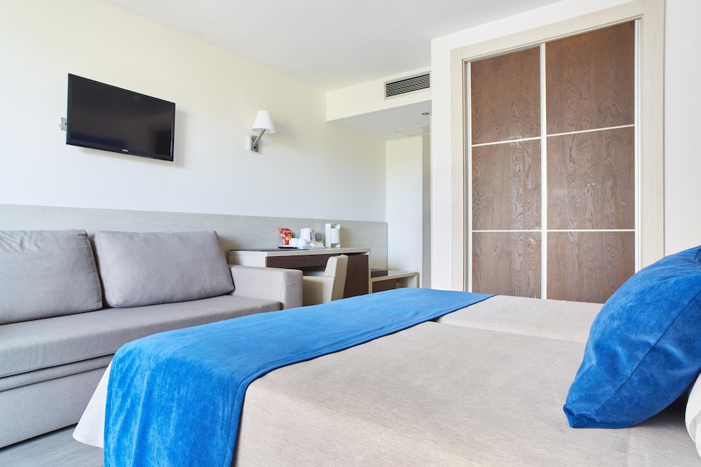 Invisa Hotel Club Cala Blanca — Hotel rooms in Santa Eulalia, Balearic Islands