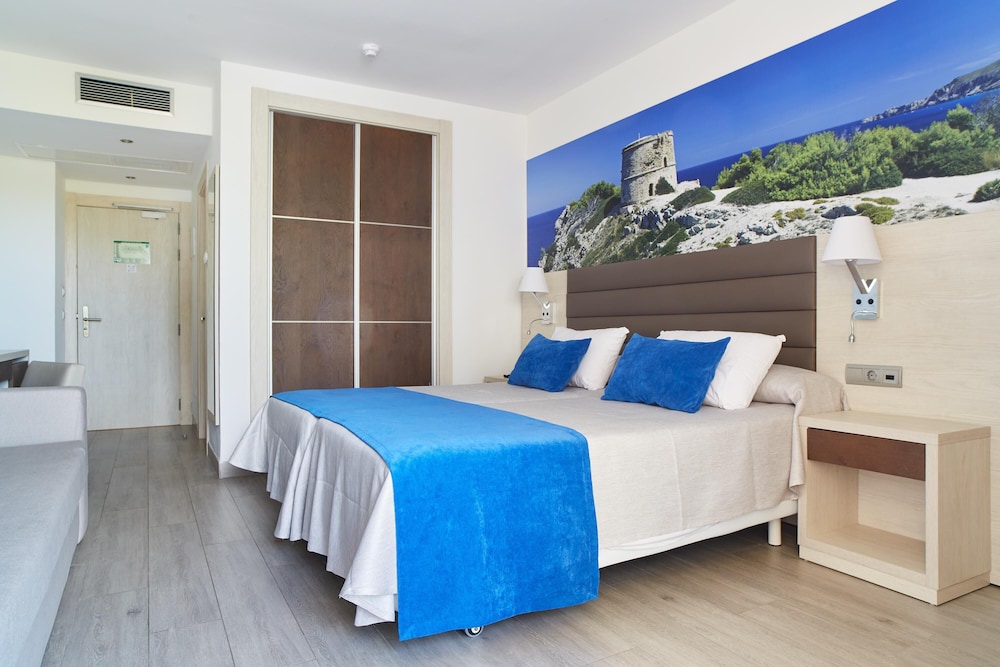 Invisa Hotel Club Cala Blanca — Hotel rooms in Santa Eulalia, Balearic Islands