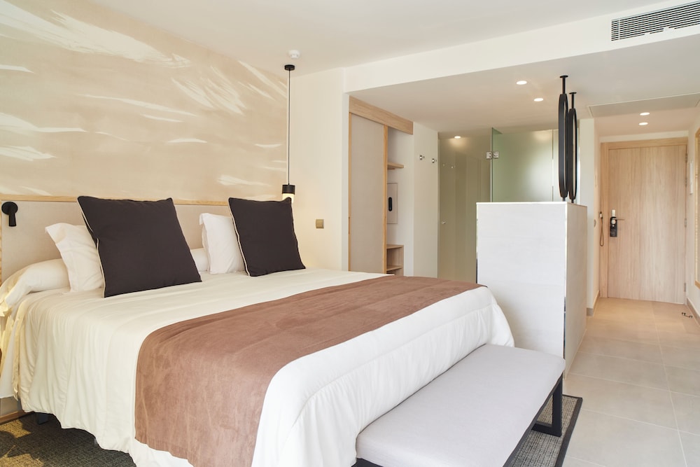 Invisa Hotel Club Cala Blanca — Hotel rooms in Santa Eulalia, Balearic Islands