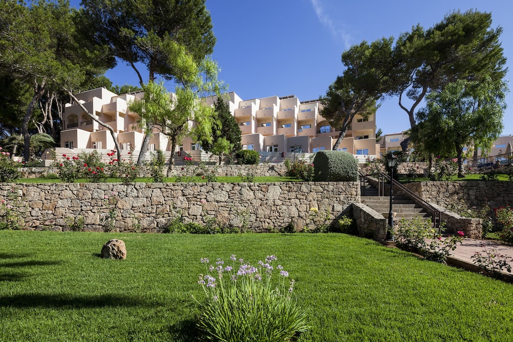 Invisa Hotel Club Cala Blanca — Hotel building in Santa Eulalia, Balearic Islands