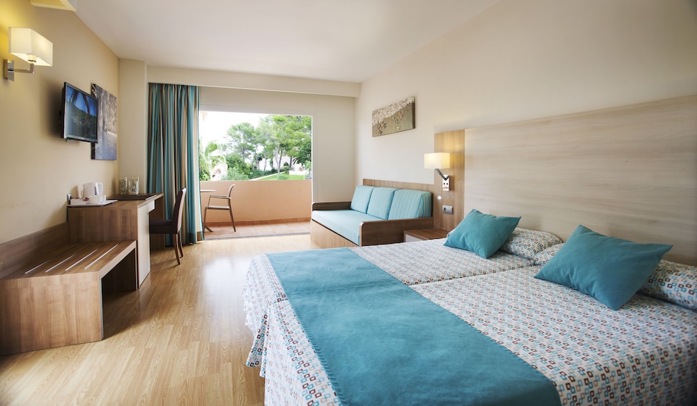 Invisa Hotel Club Cala Blanca — Hotel rooms in Santa Eulalia, Balearic Islands