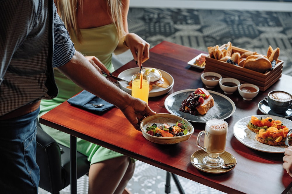 DoubleTree by Hilton Dubai - Business Bay — Restaurant & bars in Dubai