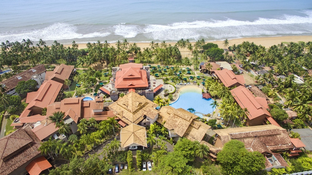 Royal Palms Beach Hotel — Main photo in Wadduwa