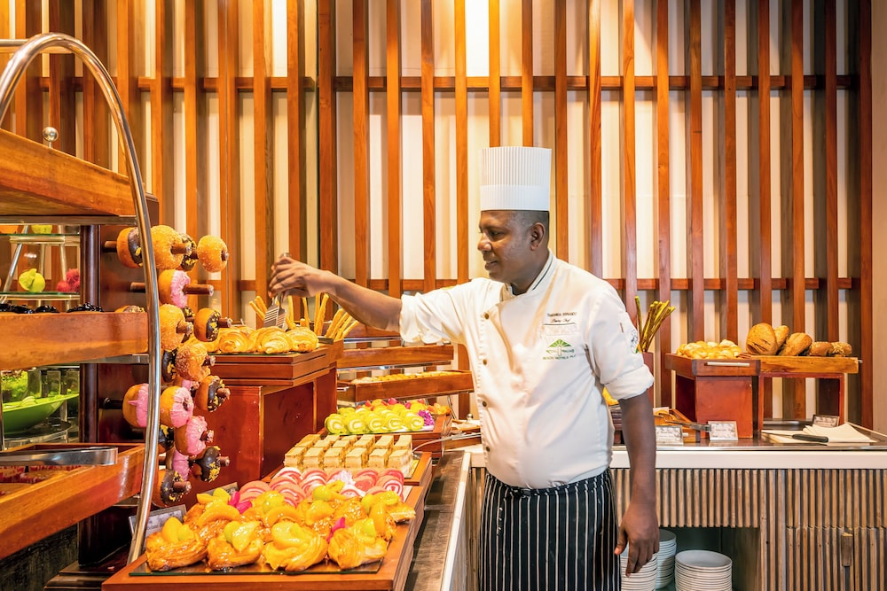 Royal Palms Beach Hotel — Restaurant & bars in Wadduwa