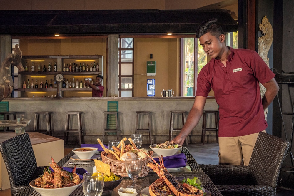 Royal Palms Beach Hotel — Restaurant & bars in Wadduwa
