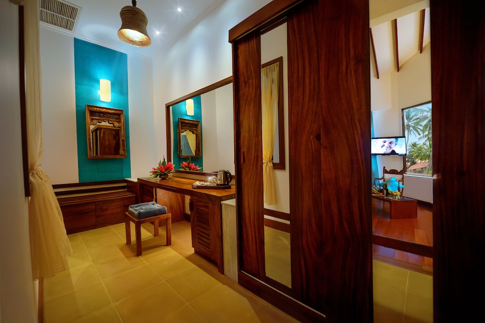 Royal Palms Beach Hotel — Hotel rooms in Wadduwa