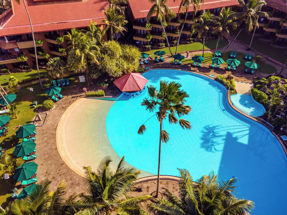 Royal Palms Beach Hotel — Swimming pool in Wadduwa