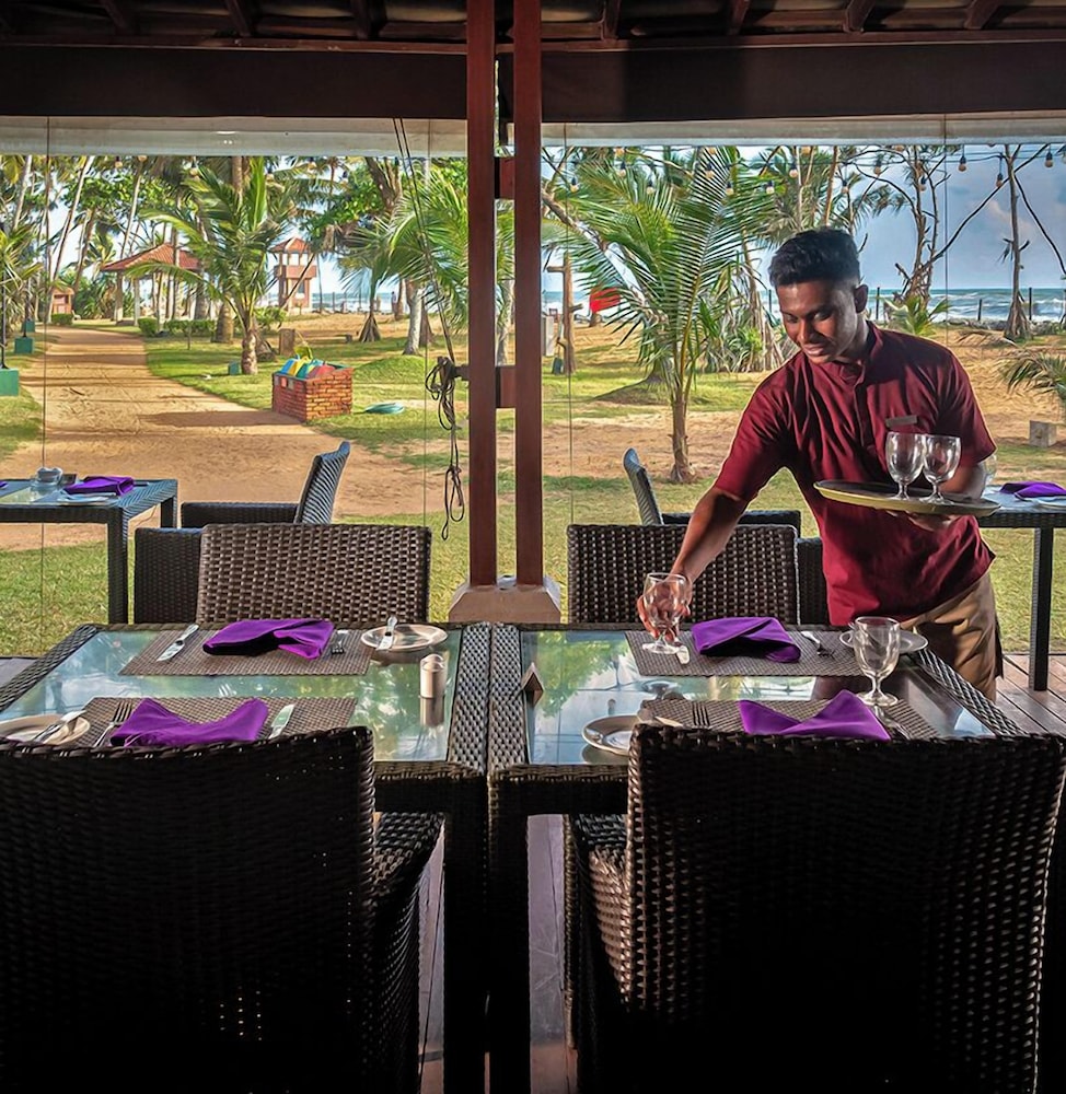 Royal Palms Beach Hotel — Restaurant & bars in Wadduwa