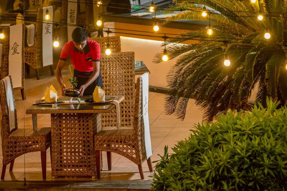Royal Palms Beach Hotel — Restaurant & bars in Wadduwa