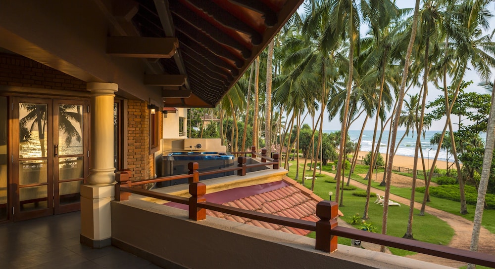 Royal Palms Beach Hotel — Hotel building in Wadduwa