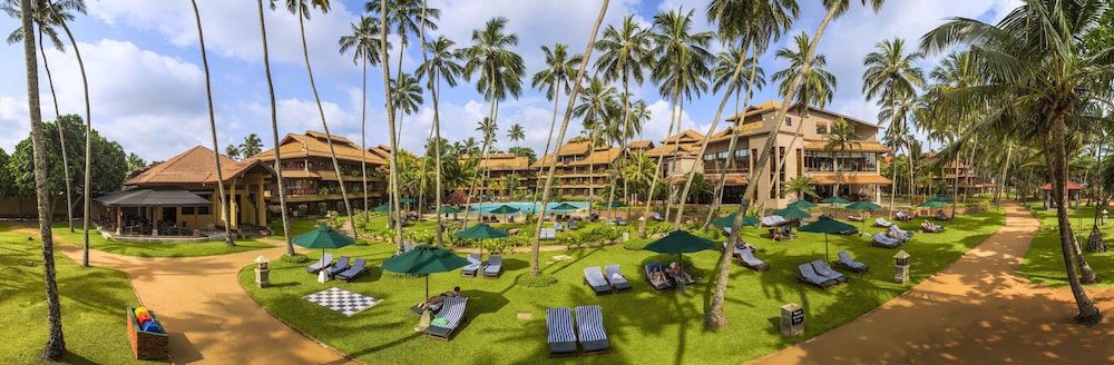 Royal Palms Beach Hotel — Swimming pool in Wadduwa