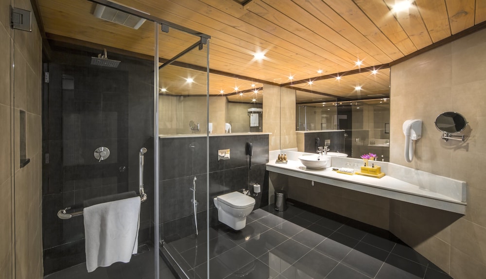 Royal Palms Beach Hotel — Hotel rooms in Wadduwa
