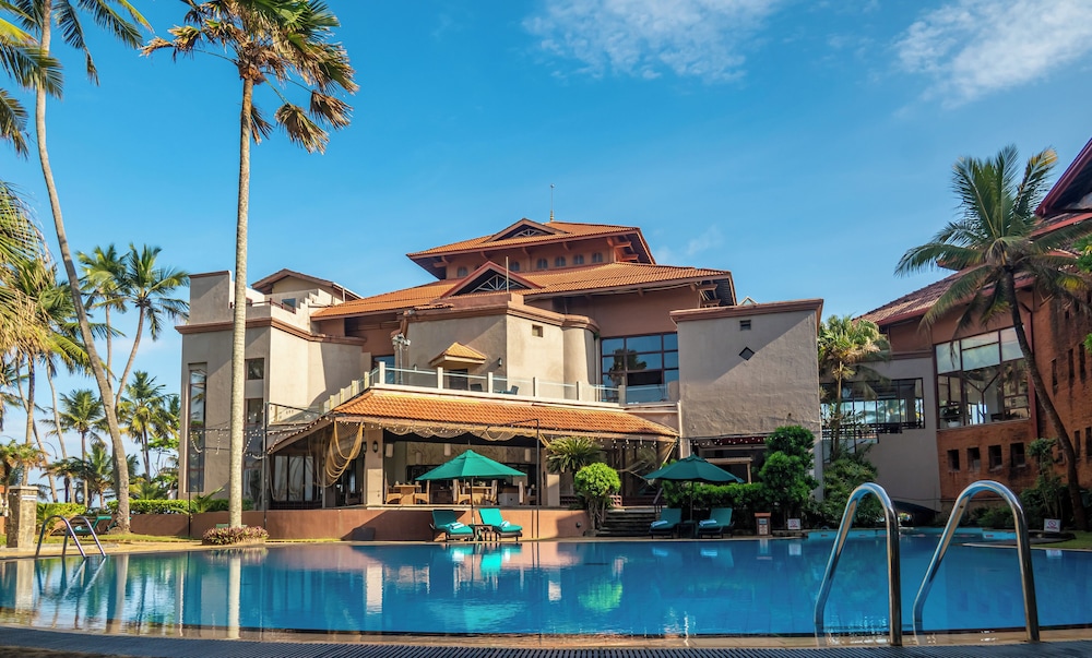 Royal Palms Beach Hotel — Hotel building in Wadduwa