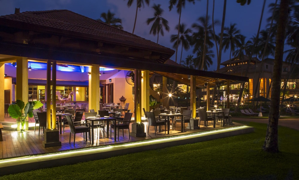 Royal Palms Beach Hotel — Restaurant & bars in Wadduwa