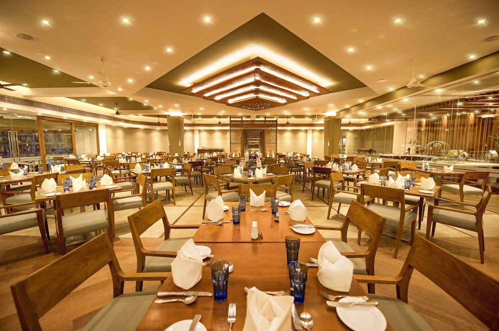 Royal Palms Beach Hotel — Restaurant & bars in Wadduwa