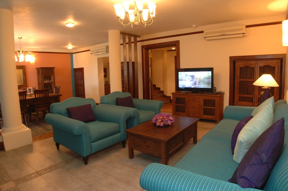 Royal Palms Beach Hotel — Hotel rooms in Wadduwa