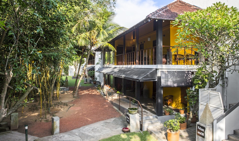 Royal Palms Beach Hotel — Hotel building in Wadduwa
