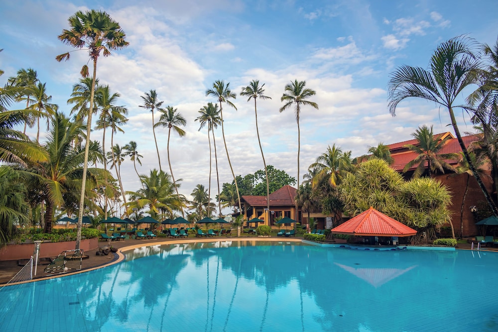 Royal Palms Beach Hotel — Swimming pool in Wadduwa