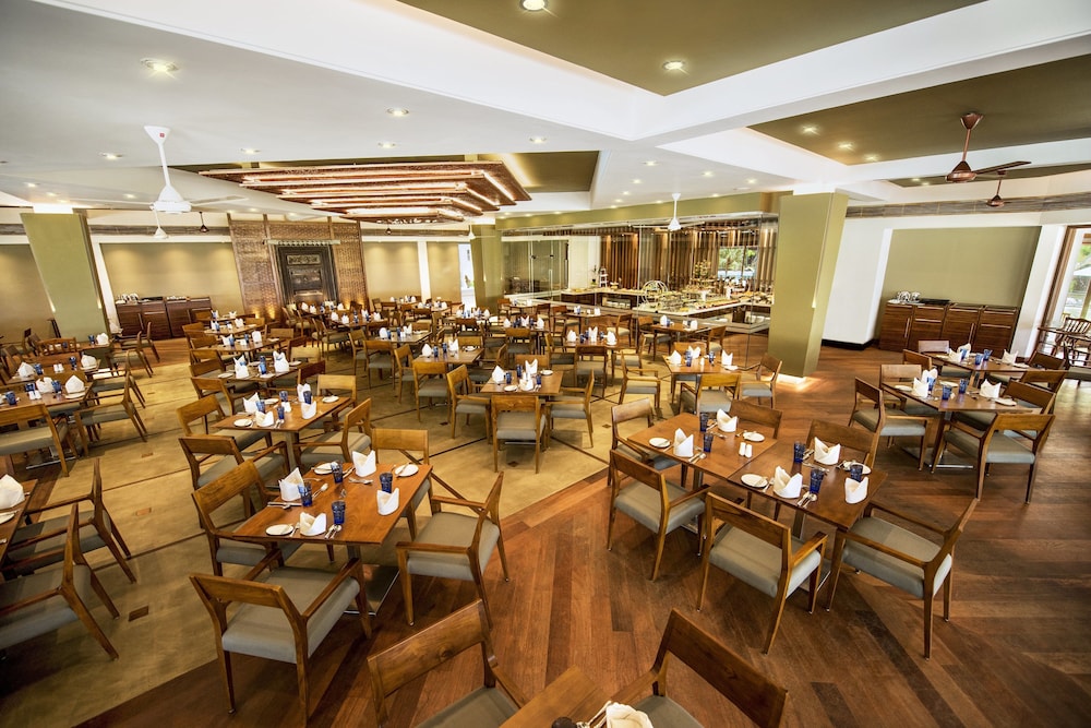 Royal Palms Beach Hotel — Restaurant & bars in Wadduwa