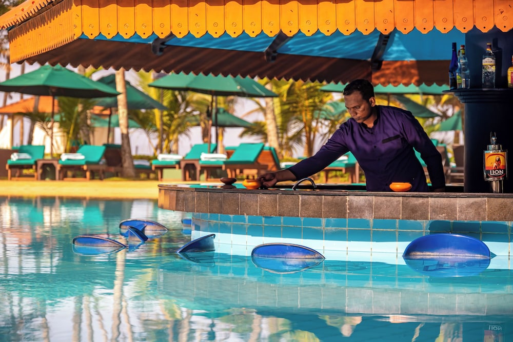 Royal Palms Beach Hotel — Swimming pool in Wadduwa