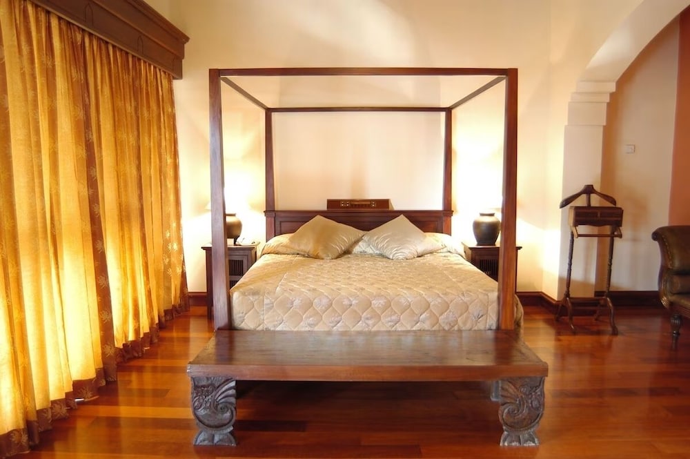 Royal Palms Beach Hotel — Hotel rooms in Wadduwa