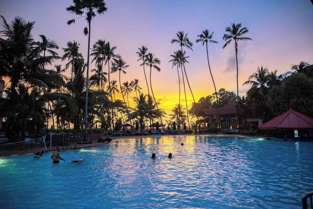 Royal Palms Beach Hotel — Swimming pool in Wadduwa