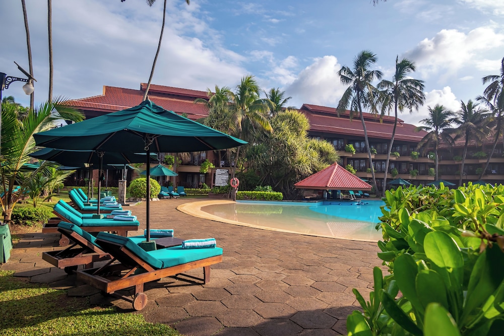 Royal Palms Beach Hotel — Swimming pool in Wadduwa