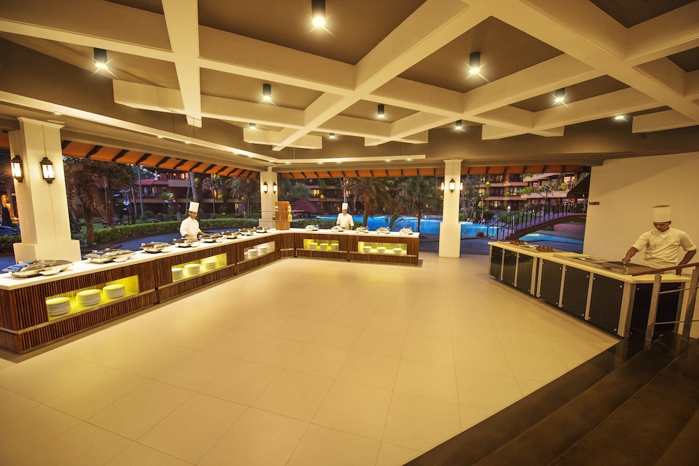 Royal Palms Beach Hotel — Restaurant & bars in Wadduwa