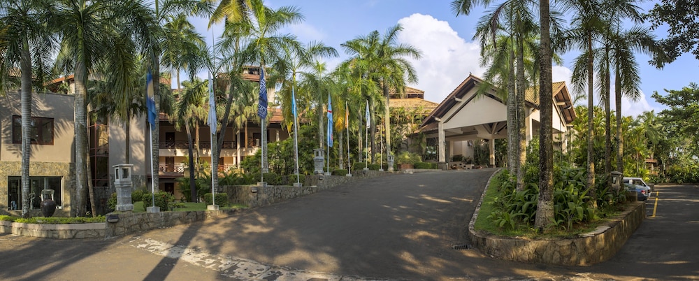 Royal Palms Beach Hotel — Hotel building in Wadduwa