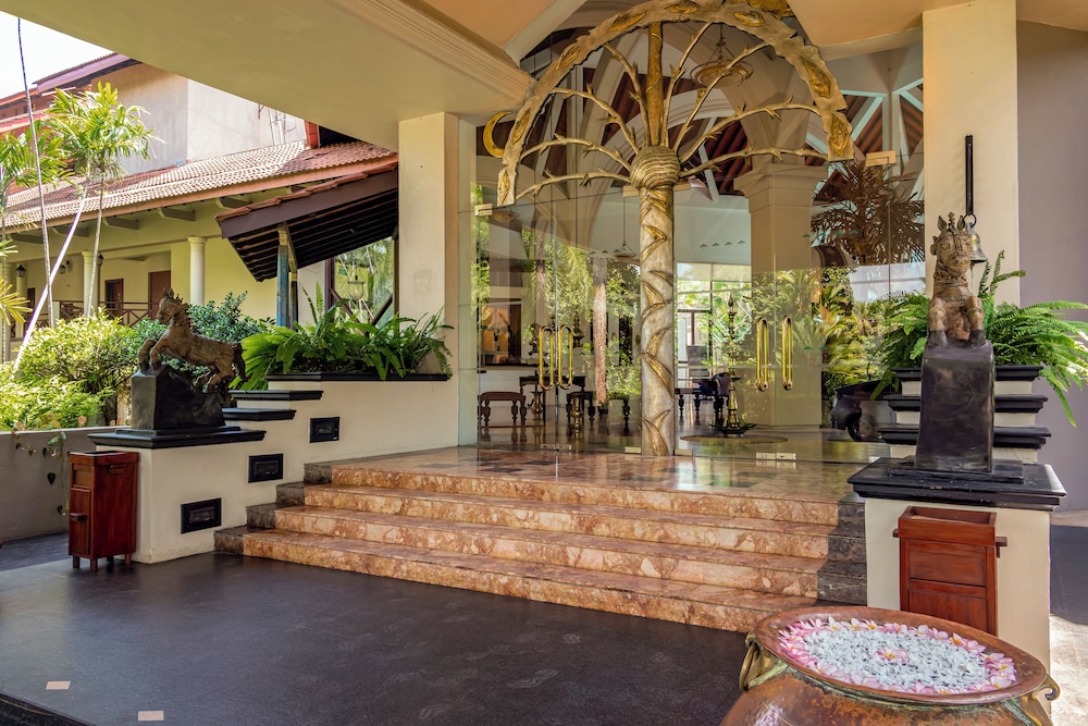 Royal Palms Beach Hotel — Hotel building in Wadduwa