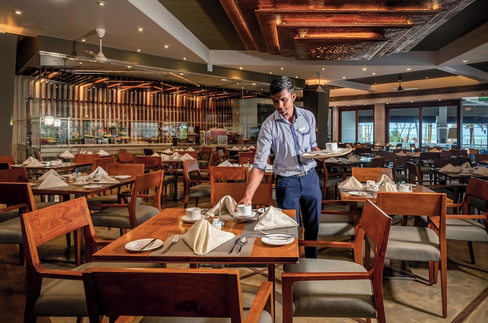 Royal Palms Beach Hotel — Restaurant & bars in Wadduwa
