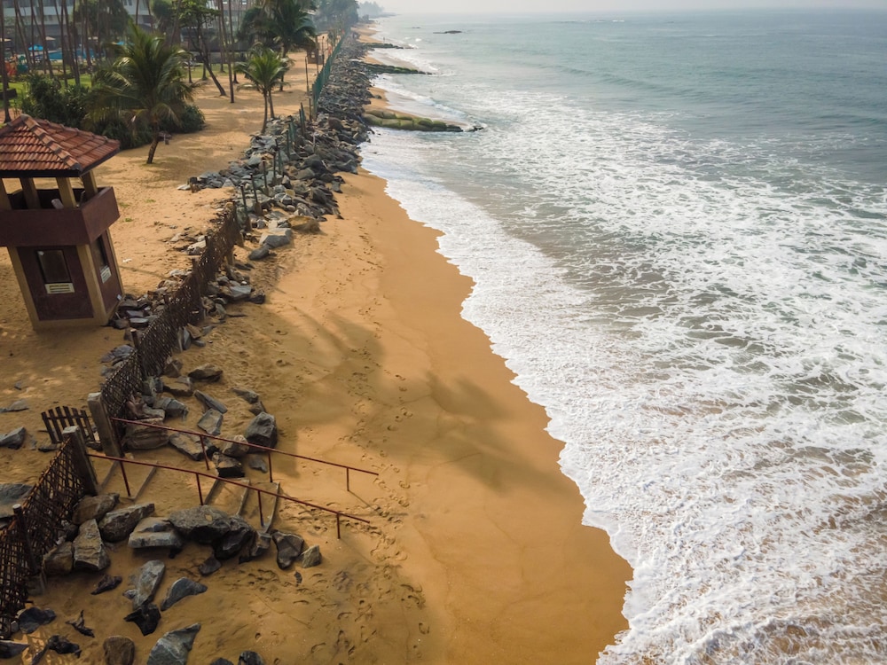 Royal Palms Beach Hotel — Beach in Wadduwa