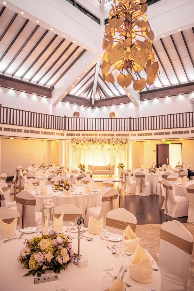 Royal Palms Beach Hotel — Hotel building in Wadduwa