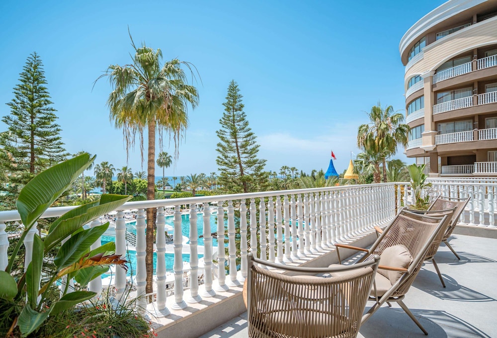Arycanda Kirman Premium - Ultra All Inclusive — Swimming pool in Okurcalar