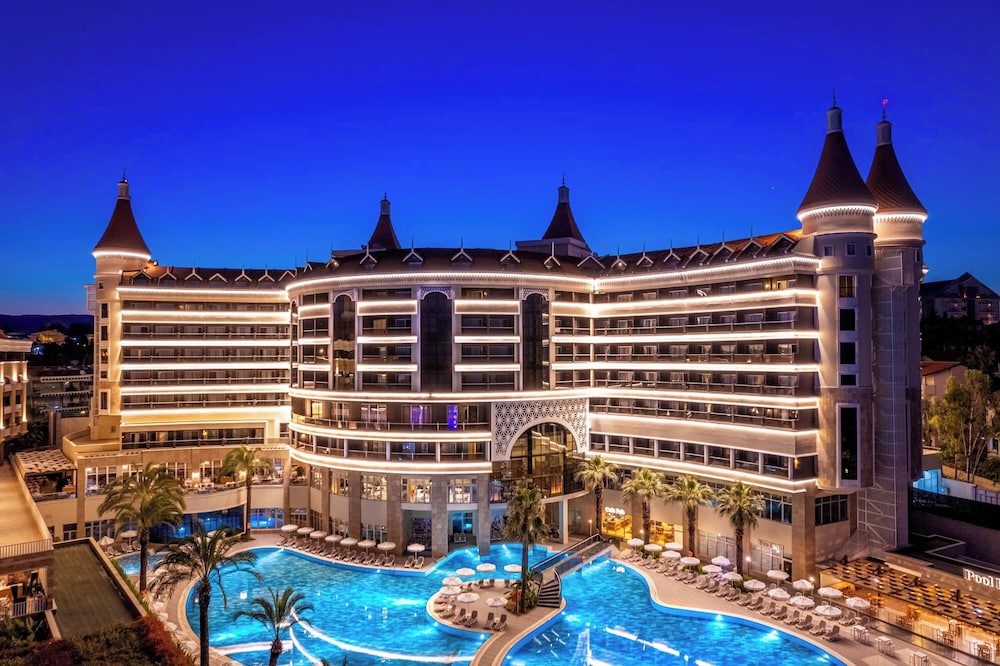 Leodikya Kirman Premium - Ultra All Inclusive — Hotel building in Okurcalar
