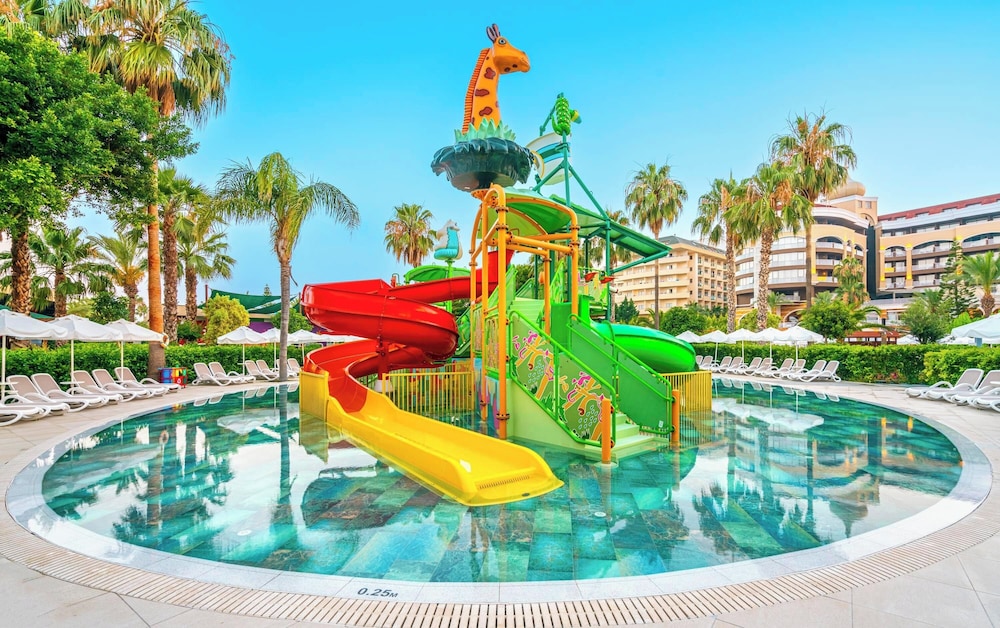 Leodikya Kirman Premium - Ultra All Inclusive — Swimming pool in Okurcalar