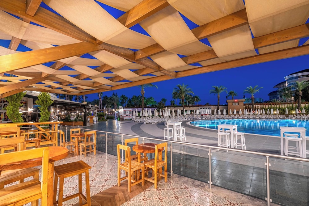 Leodikya Kirman Premium - Ultra All Inclusive — Swimming pool in Okurcalar