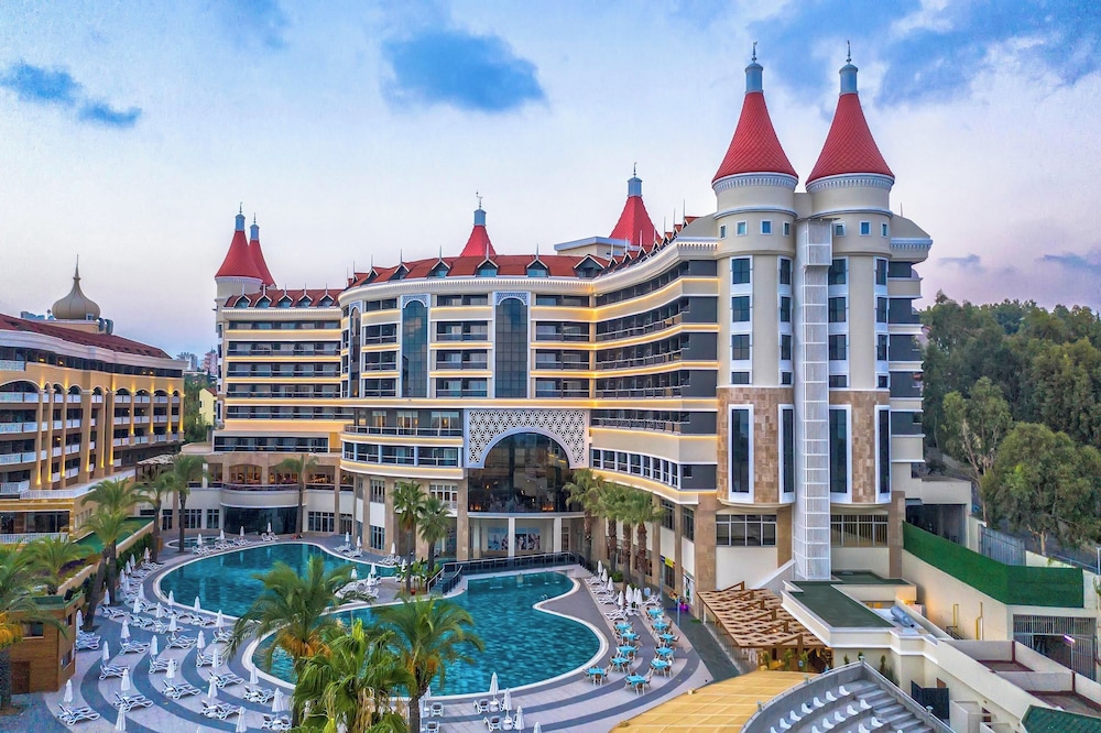 Leodikya Kirman Premium - Ultra All Inclusive — Hotel building in Okurcalar