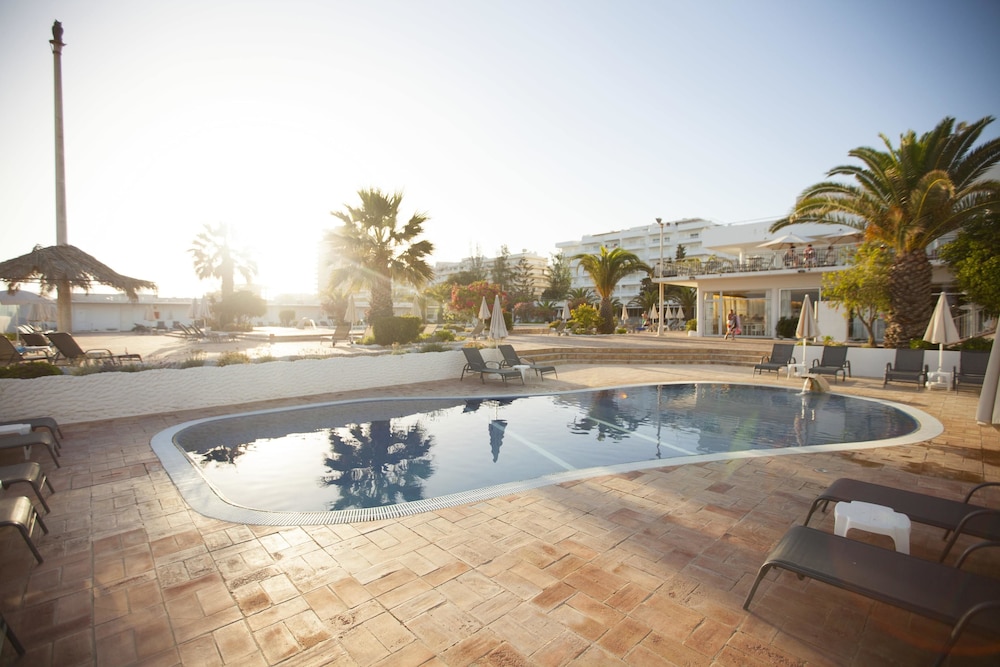 Vasco da Gama Hotel — Swimming pool in Monte Gordo, Faro