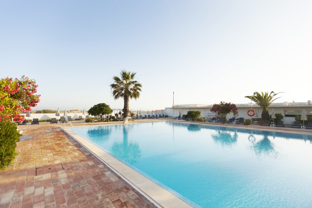Vasco da Gama Hotel — Swimming pool in Monte Gordo, Faro