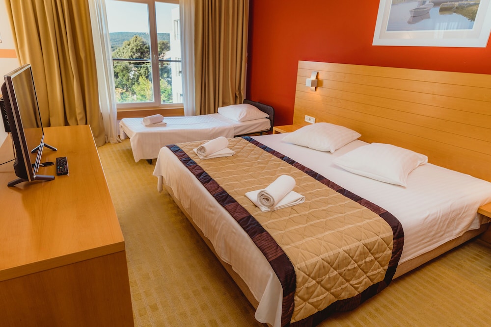 Family Hotel La Luna — Hotel rooms in Novalja, Lika-Senj