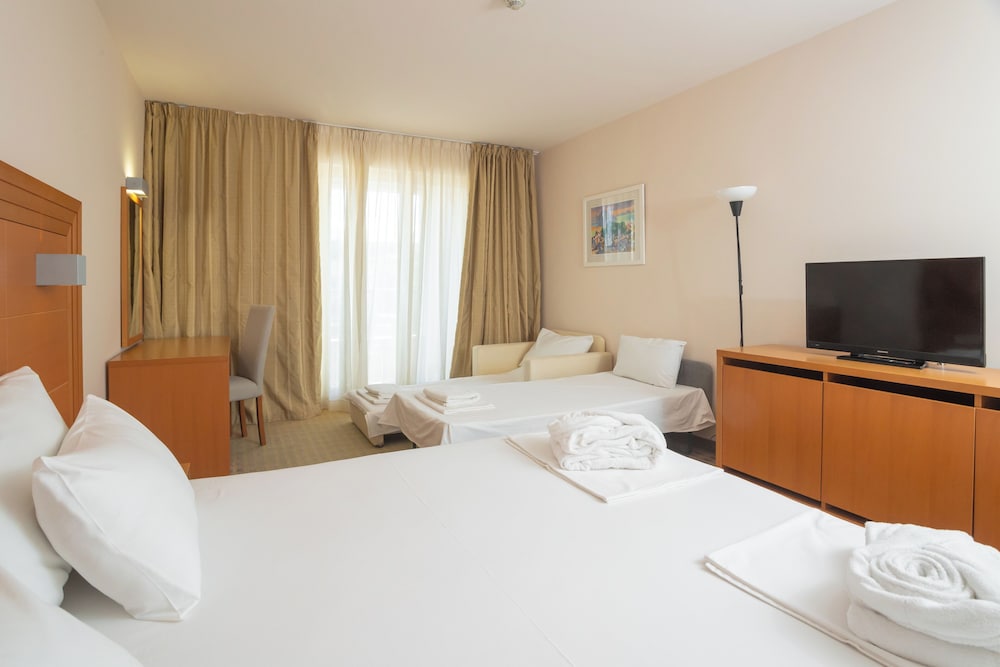 Family Hotel La Luna — Hotel rooms in Novalja, Lika-Senj