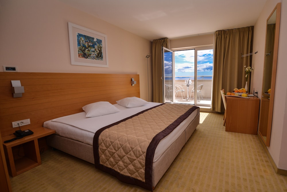 Family Hotel La Luna — Hotel rooms in Novalja, Lika-Senj