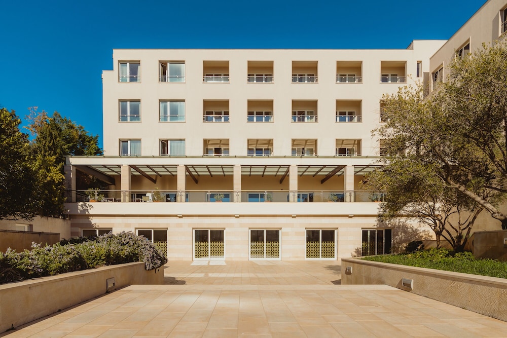 Family Hotel La Luna — Hotel building in Novalja, Lika-Senj