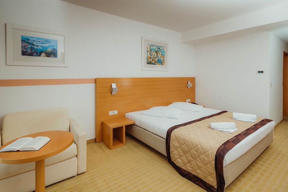 Family Hotel La Luna — Hotel rooms in Novalja, Lika-Senj