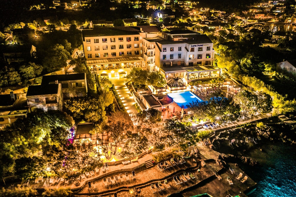 Family Hotel La Luna — Hotel building in Novalja, Lika-Senj