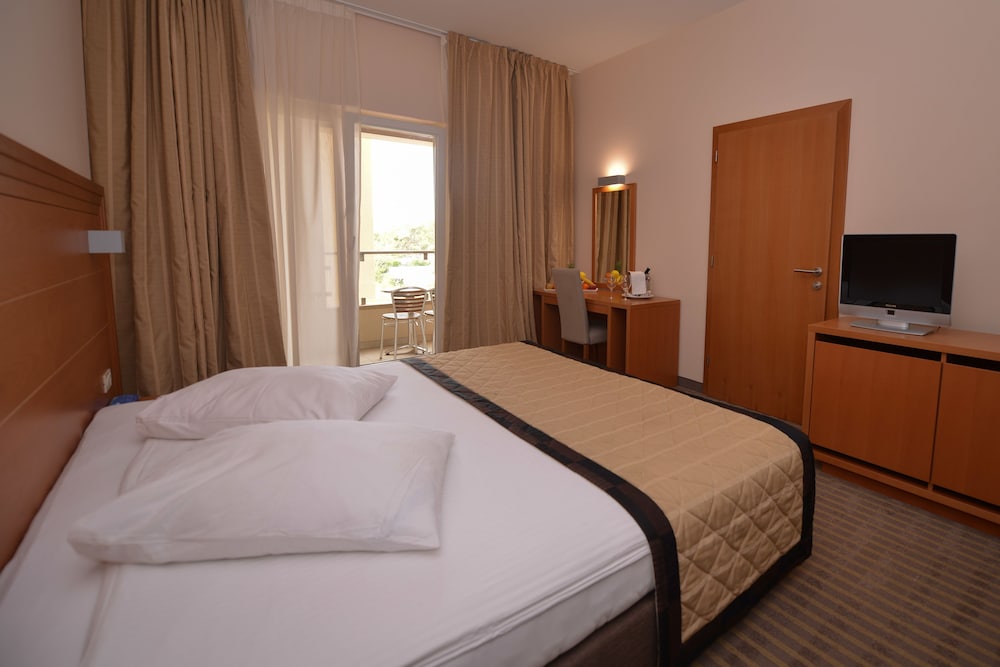 Family Hotel La Luna — Hotel rooms in Novalja, Lika-Senj
